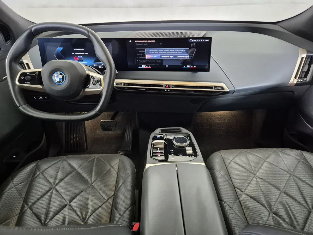 BMW iX usata a Torino (9)