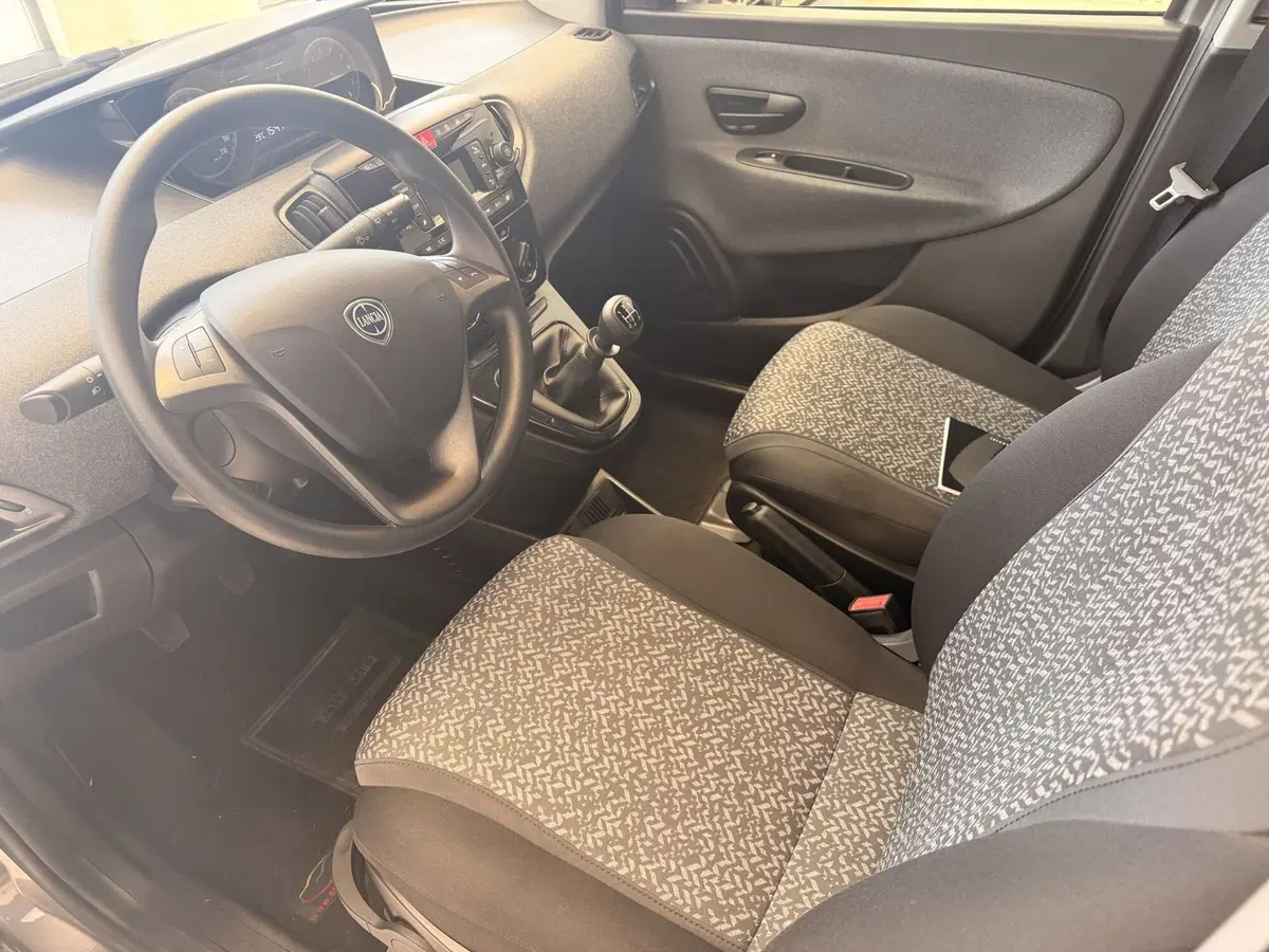 Lancia Ypsilon usata a Latina (11)
