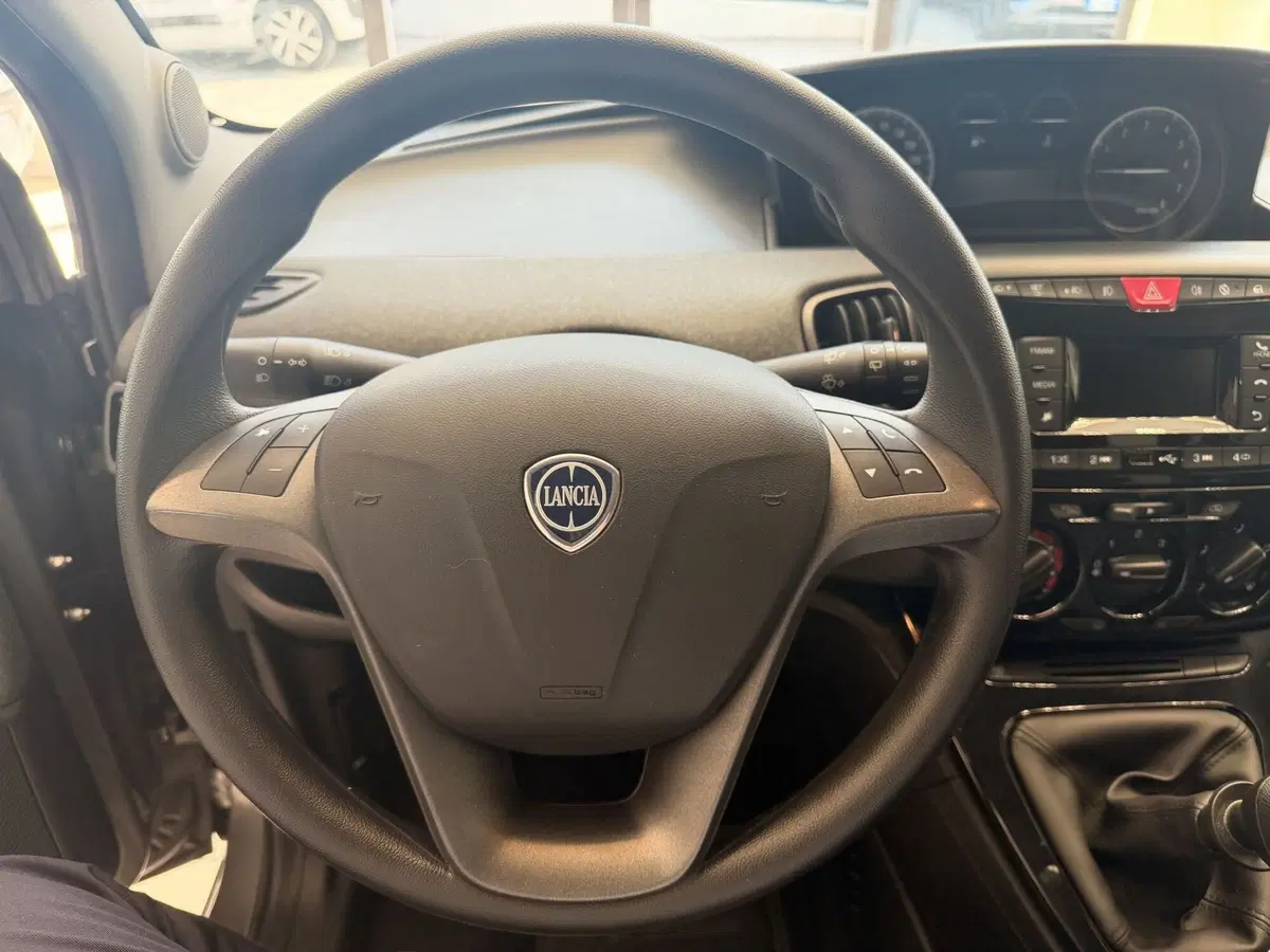Lancia Ypsilon usata a Latina (12)