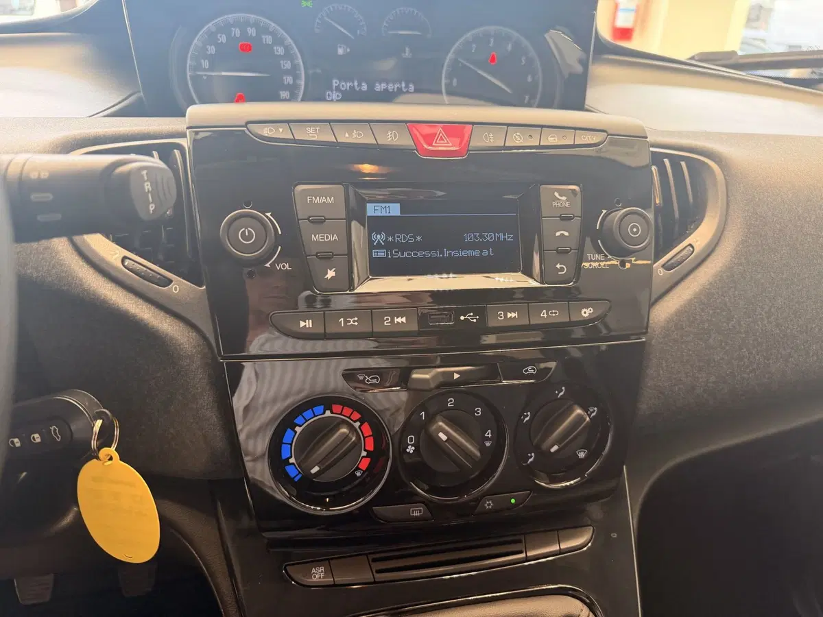 Lancia Ypsilon usata a Latina (14)