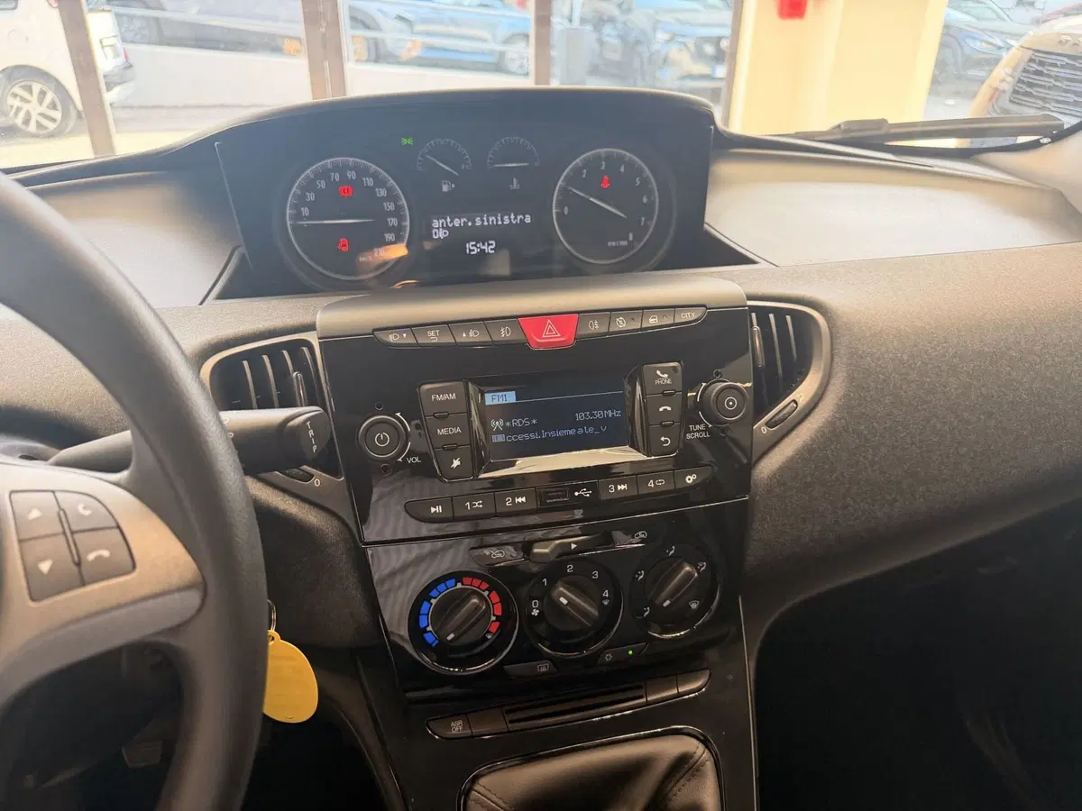 Lancia Ypsilon usata a Latina (15)