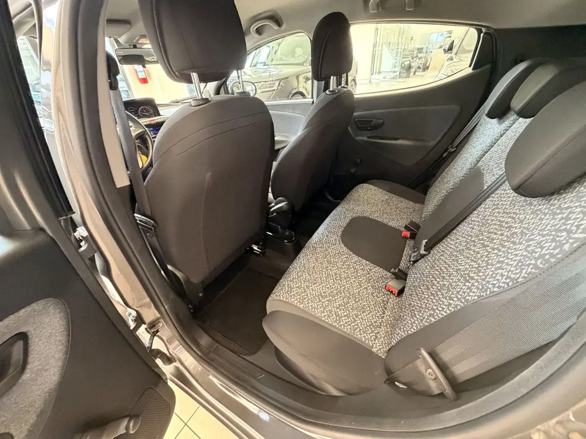 Lancia Ypsilon usata a Latina (20)
