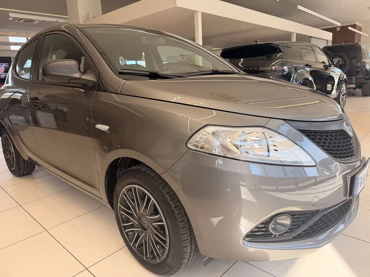 Lancia Ypsilon usata a Latina (3)