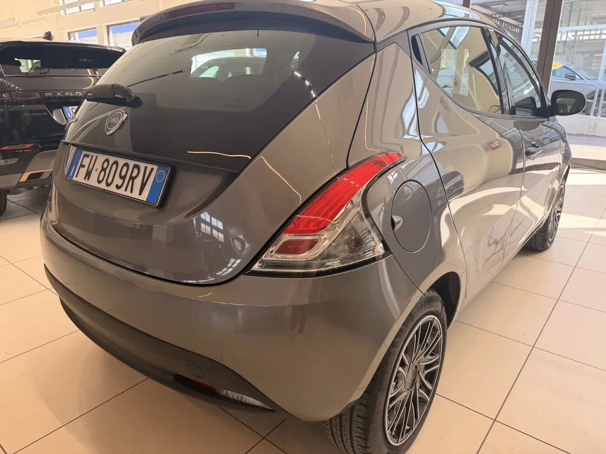 Lancia Ypsilon usata a Latina (4)