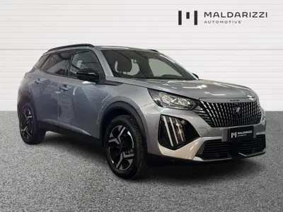 Peugeot 2008 1.2 puretech Allure s&amp;s 100cv del 2025 usata a Trani