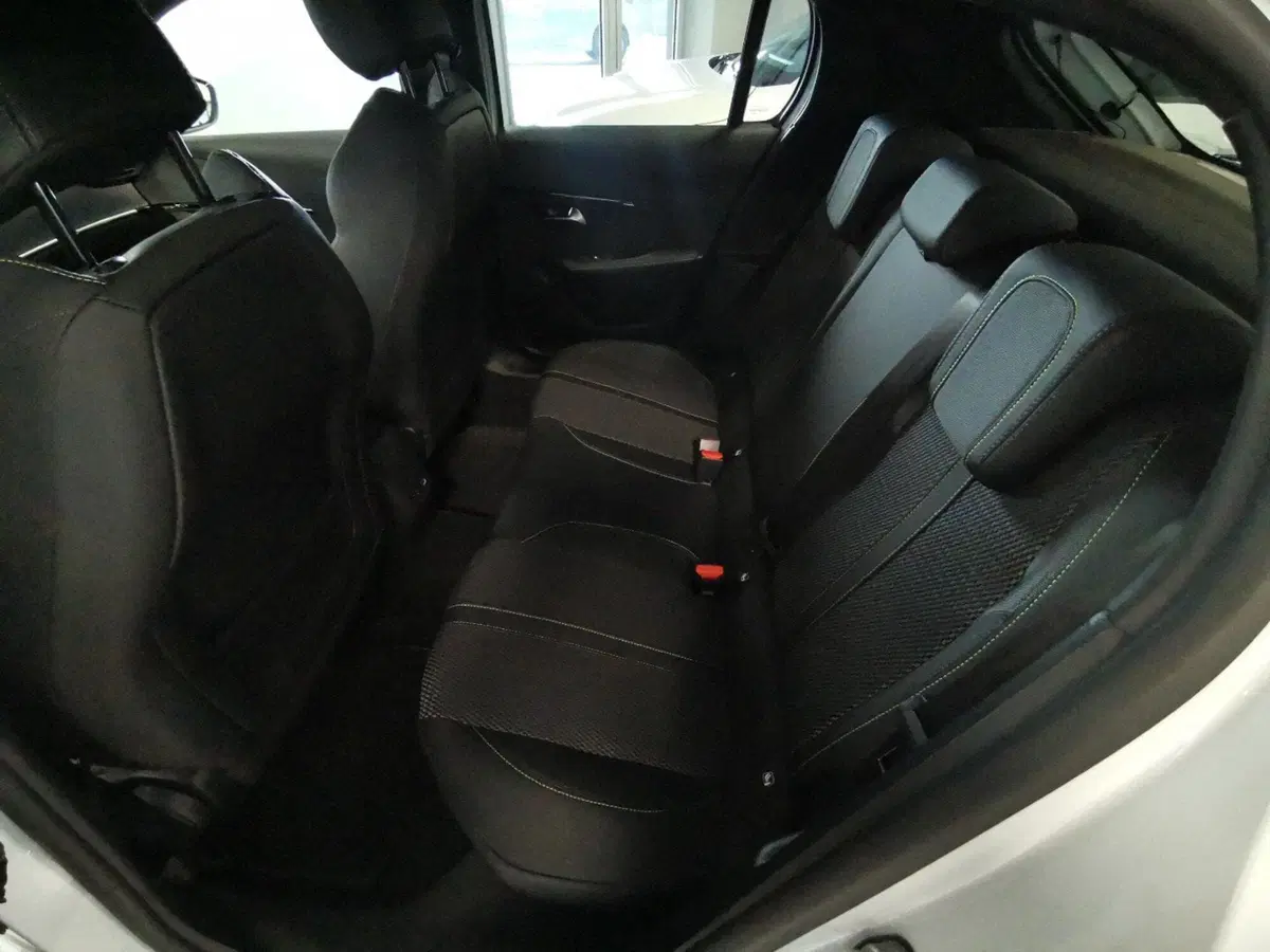 Peugeot 208 nuova a Brindisi (10)