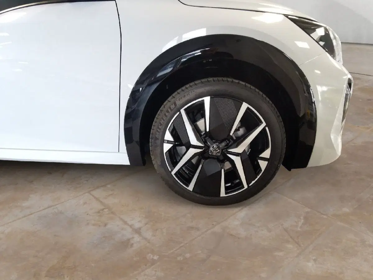 Peugeot 208 nuova a Brindisi (7)
