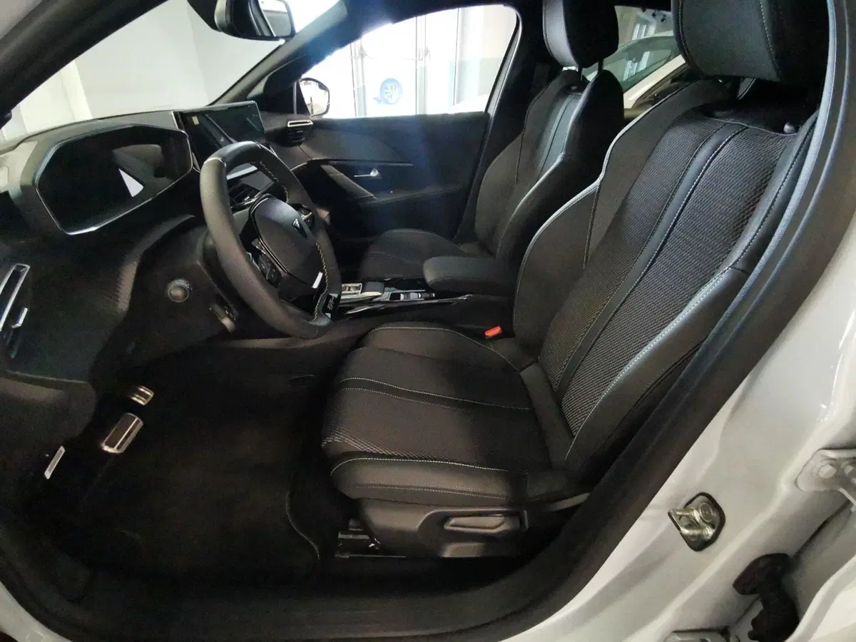 Peugeot 208 nuova a Brindisi (9)