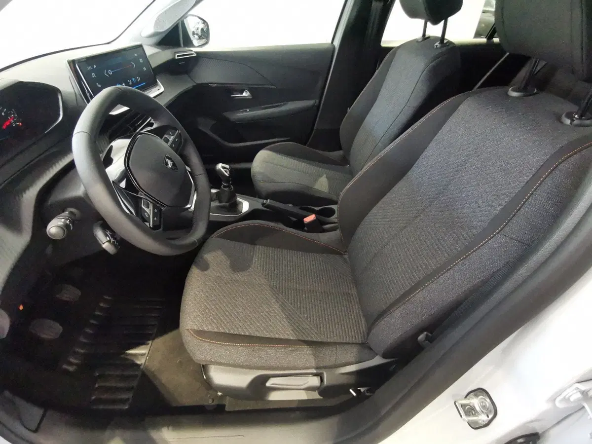 Peugeot 208 nuova a Taranto (10)