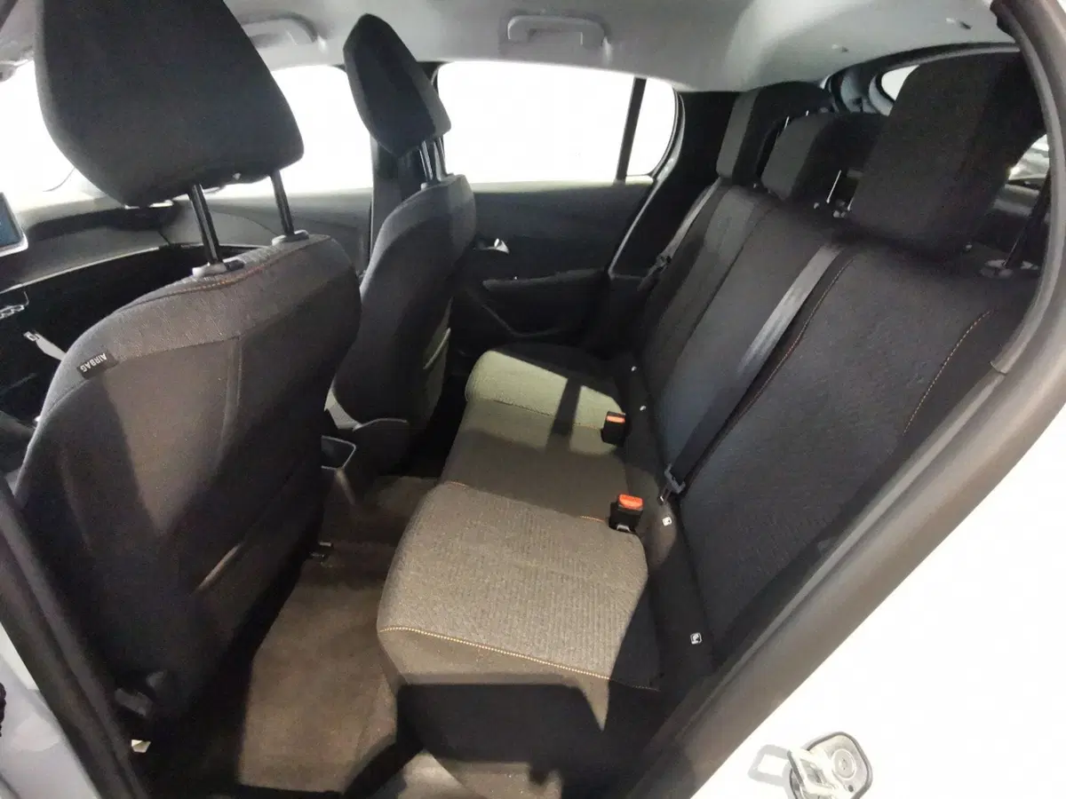 Peugeot 208 nuova a Taranto (11)
