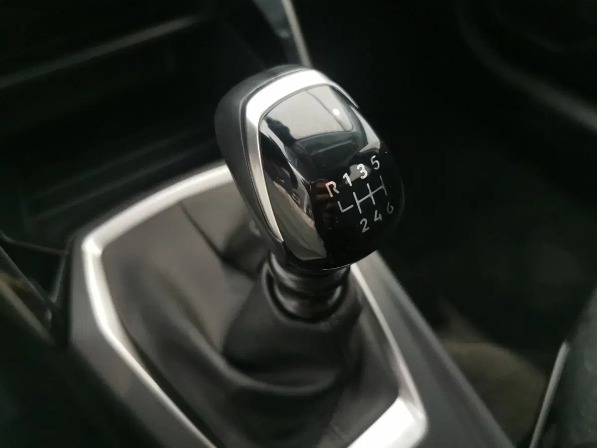 Peugeot 208 nuova a Taranto (12)