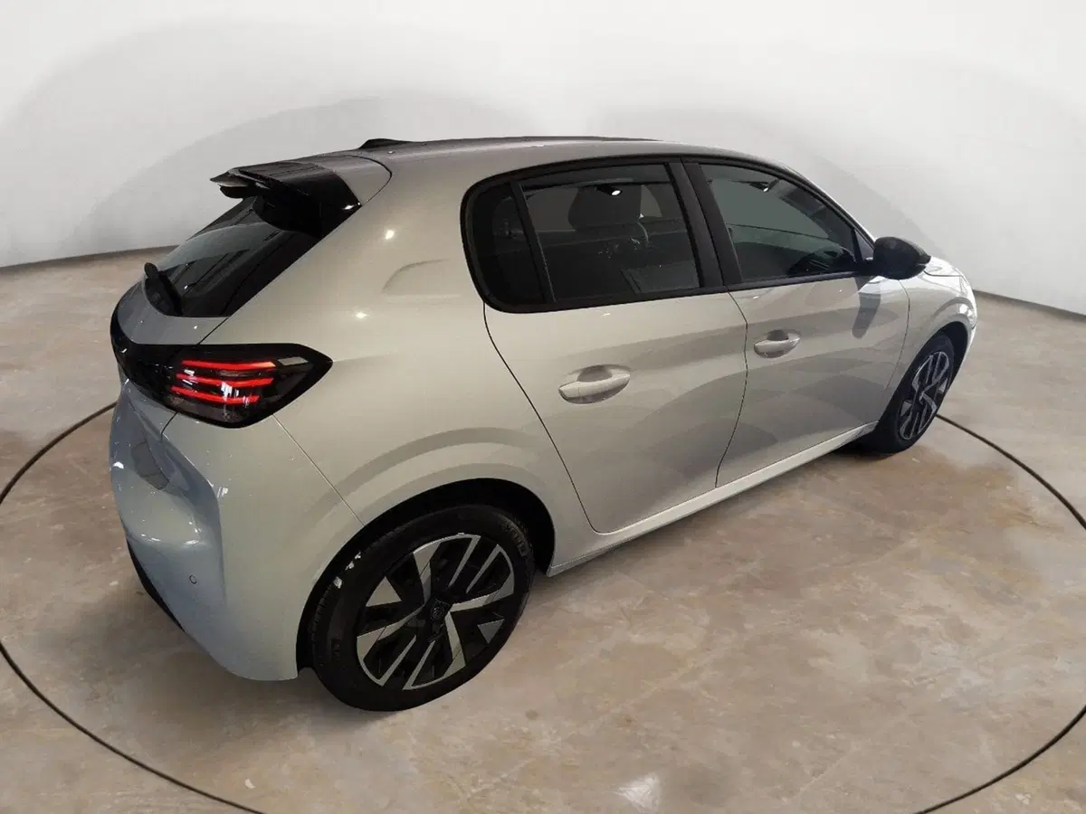 Peugeot 208 nuova a Taranto (4)