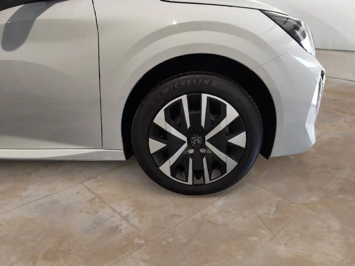 Peugeot 208 nuova a Taranto (7)