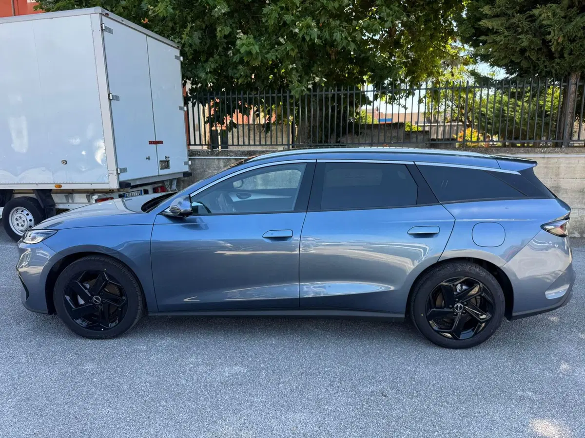 Byd Seal 6 DM-i Station Wagon nuova a Salerno (10)