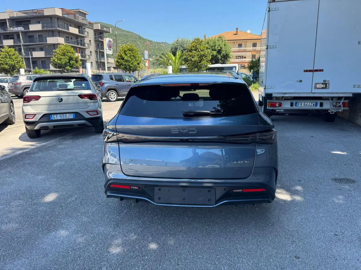 Byd Seal 6 DM-i Station Wagon nuova a Salerno (11)