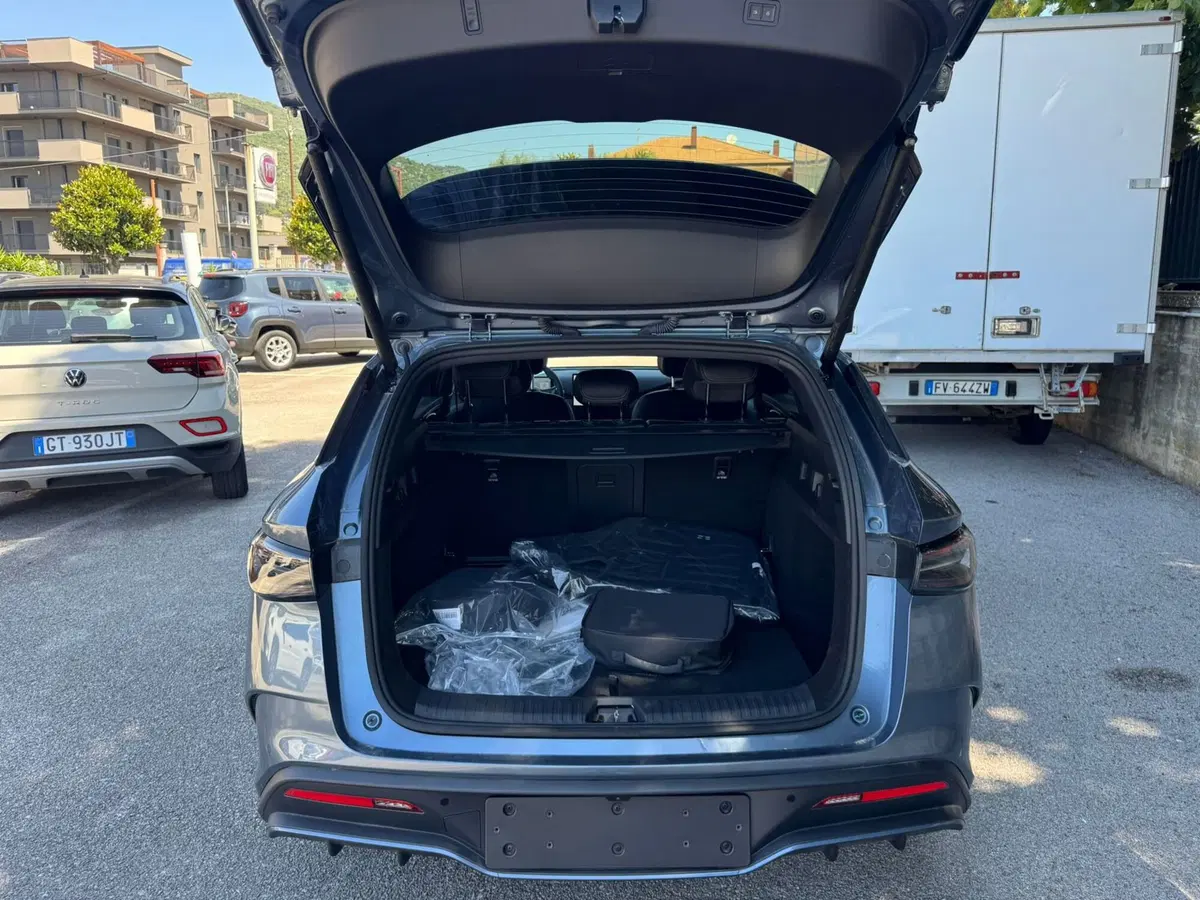 Byd Seal 6 DM-i Station Wagon nuova a Salerno (12)