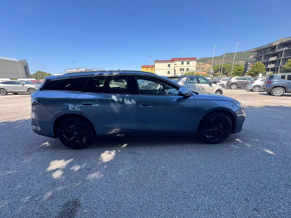 Byd Seal 6 DM-i Station Wagon nuova a Salerno (16)