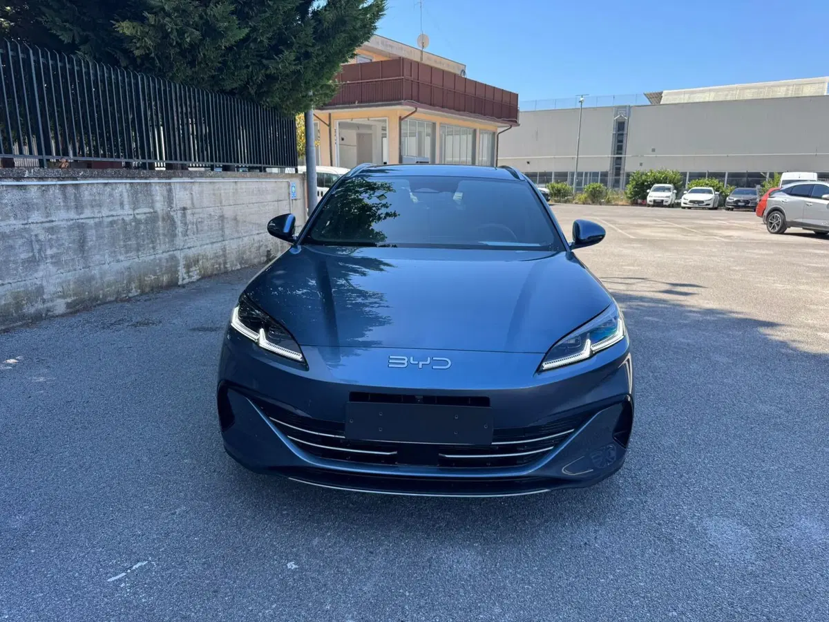 Byd Seal 6 DM-i Station Wagon nuova a Salerno (9)