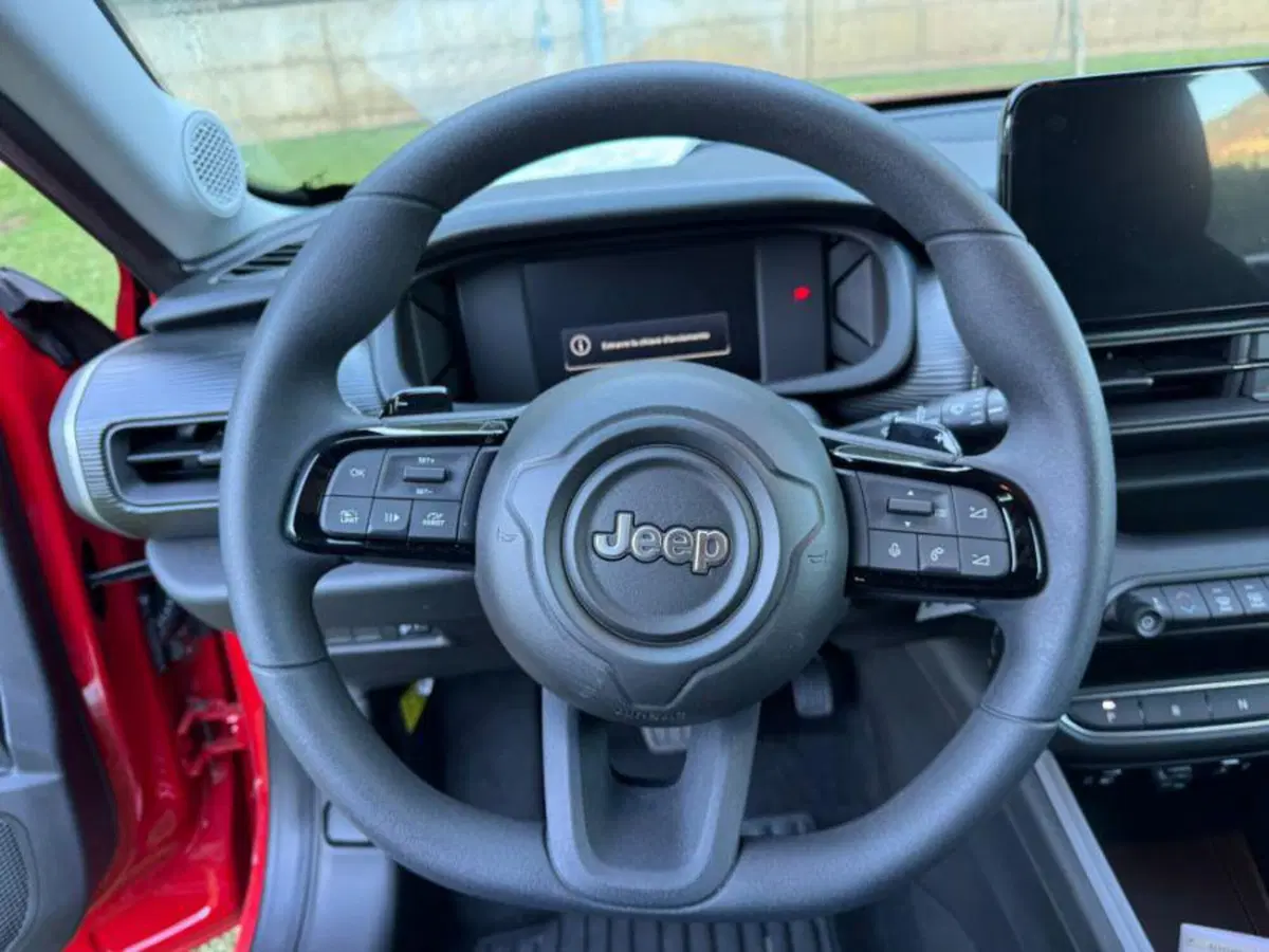 Jeep Avenger nuova a Salerno (16)