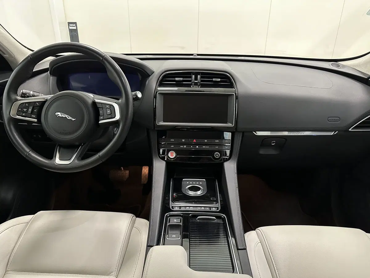 Jaguar F-Pace usata a Lodi (4)