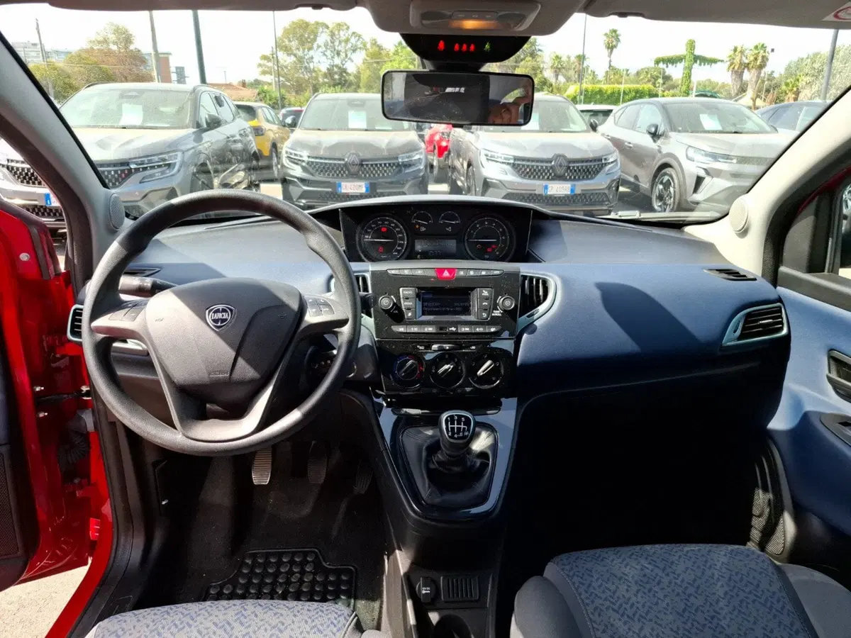 Lancia Ypsilon usata a Latina (12)