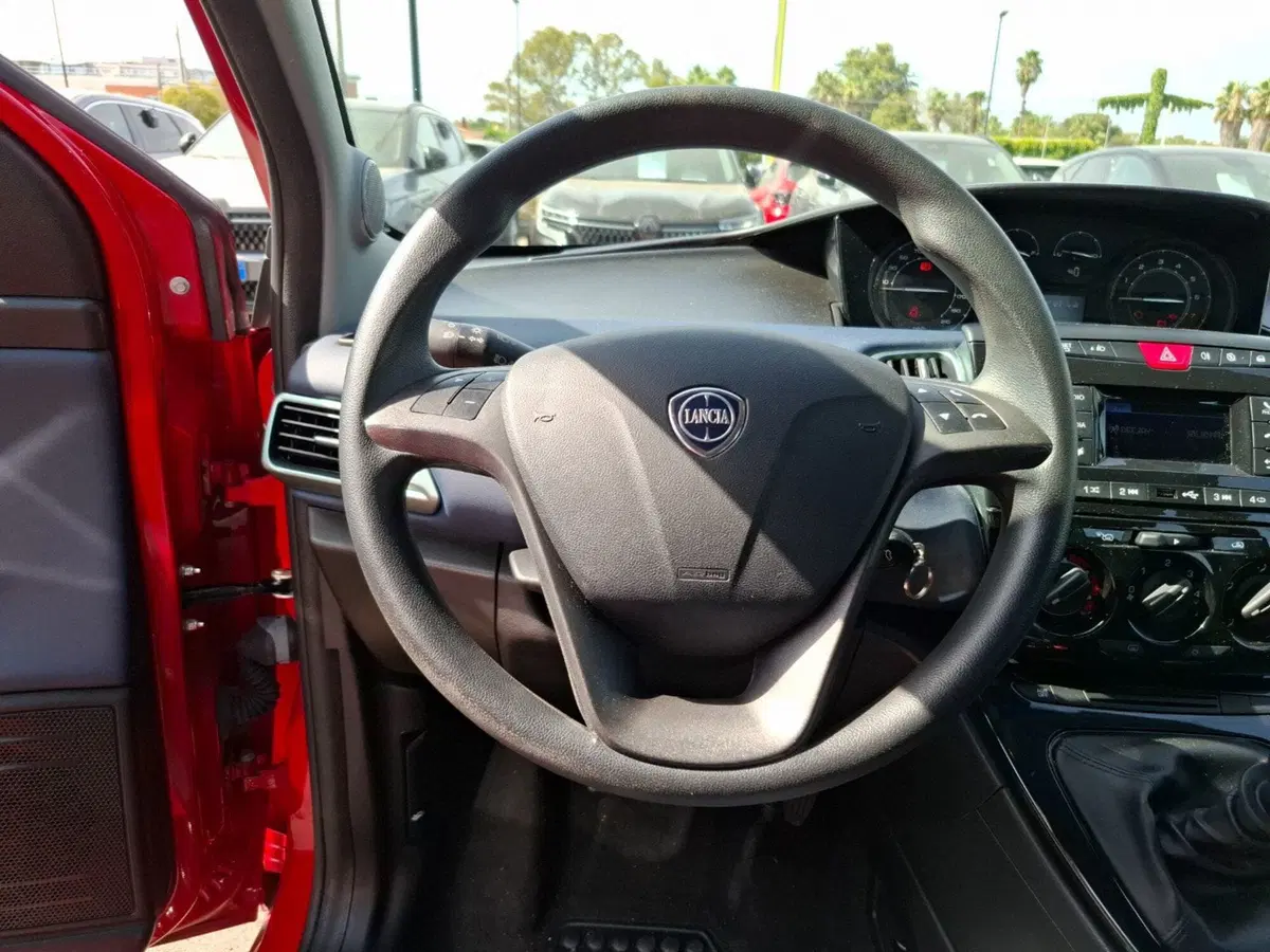 Lancia Ypsilon usata a Latina (13)