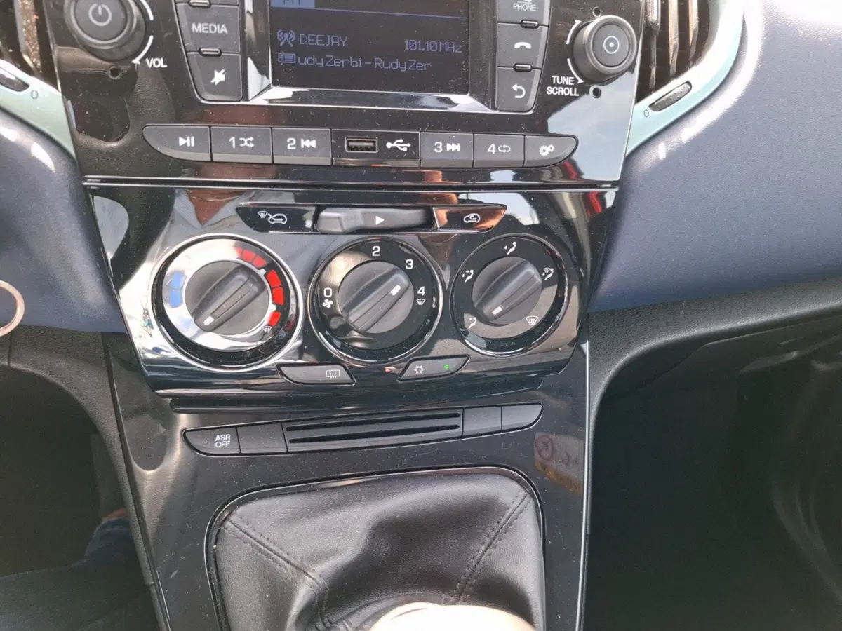 Lancia Ypsilon usata a Latina (16)