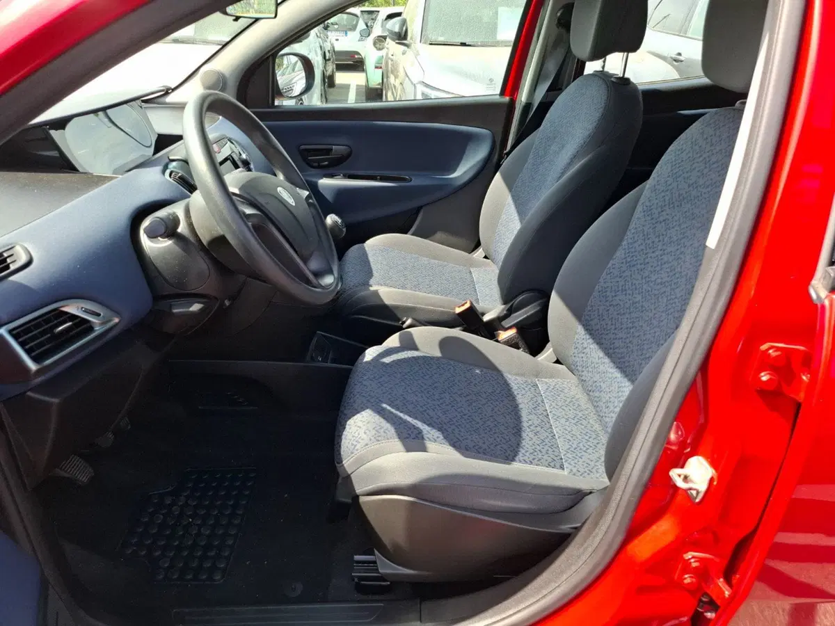 Lancia Ypsilon usata a Latina (18)
