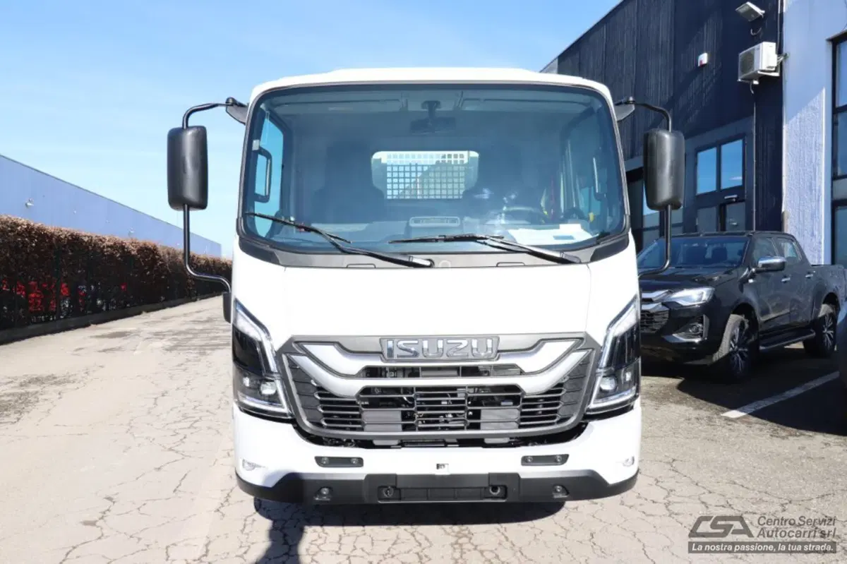 Isuzu M27 nuova a Bologna (2)