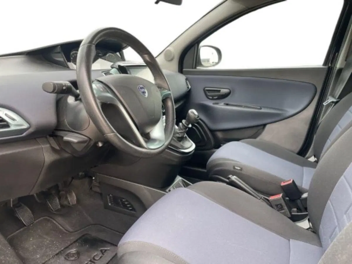 Lancia Ypsilon usata a Vercelli (6)