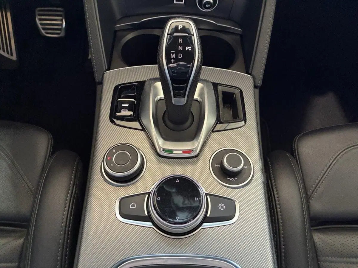 Alfa Romeo Stelvio usata a Torino (12)