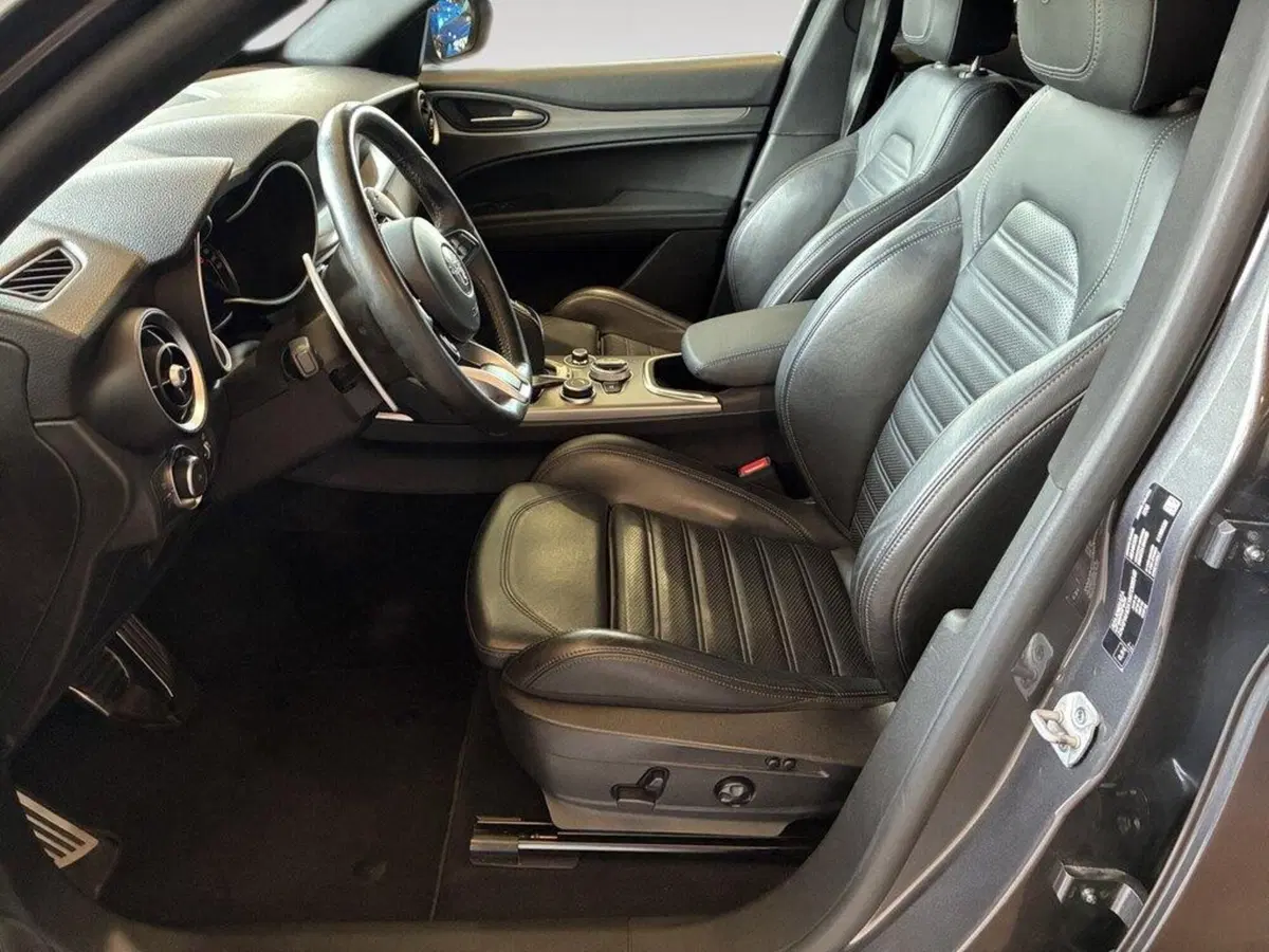 Alfa Romeo Stelvio usata a Torino (7)