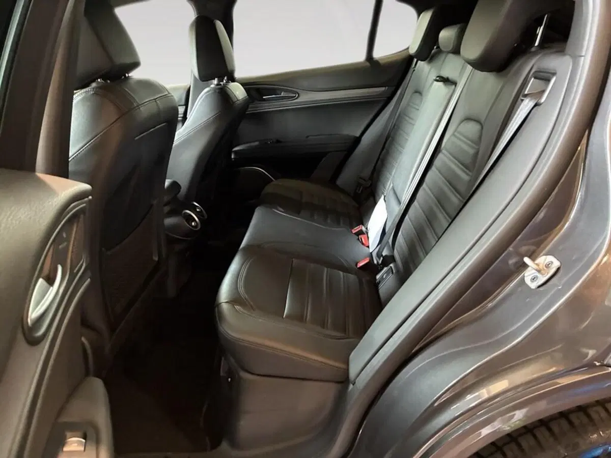 Alfa Romeo Stelvio usata a Torino (8)