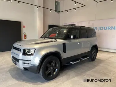 Land Rover Defender 110 3.0d i6 mhev X-Dynamic SE awd 250cv auto del 2023 usata a Modugno