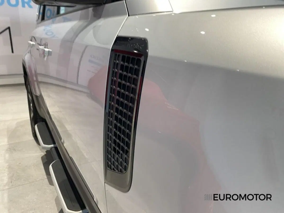 Land Rover Defender usata a Bari (10)