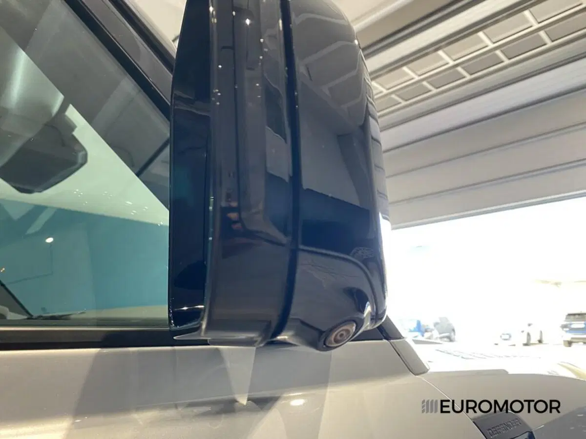 Land Rover Defender usata a Bari (13)