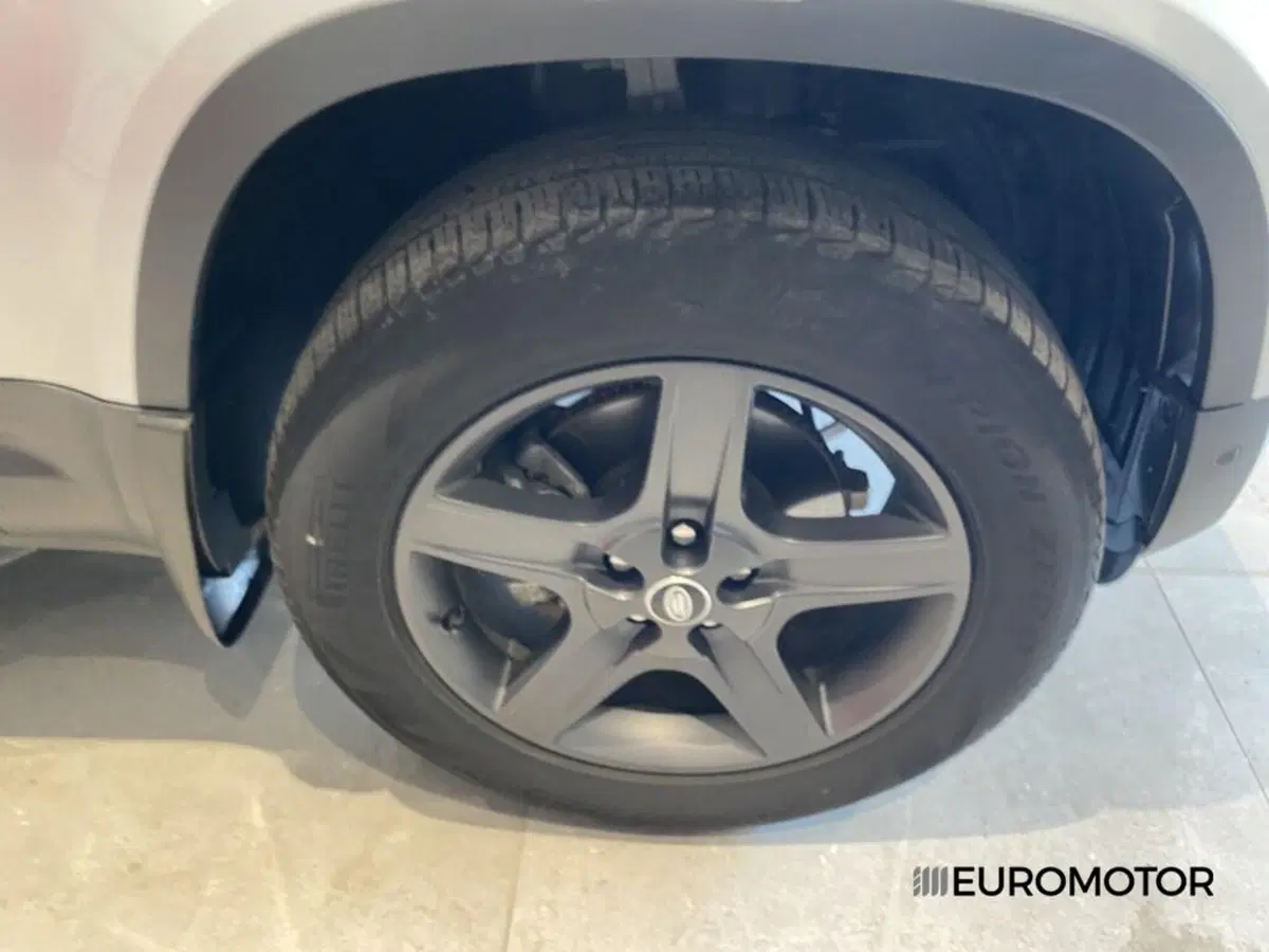 Land Rover Defender usata a Bari (7)