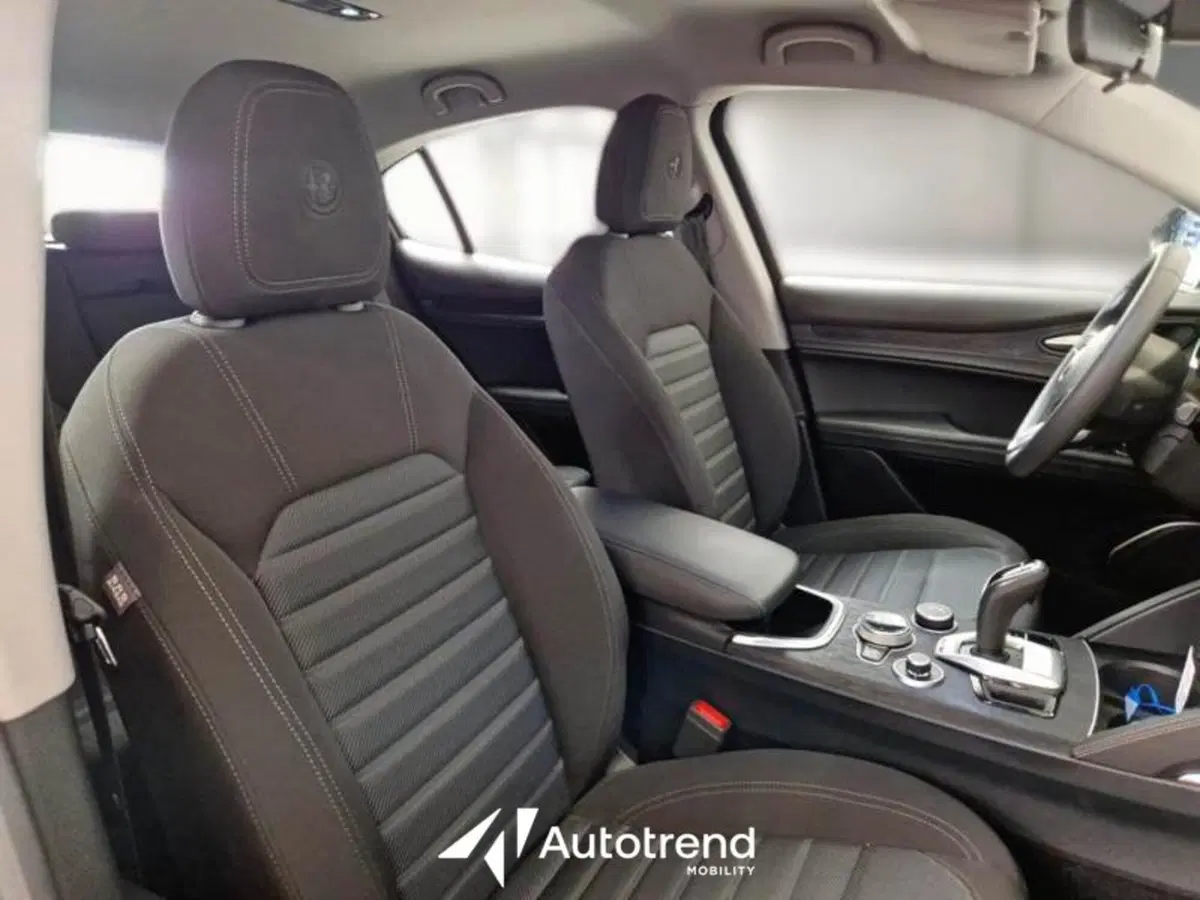 Alfa Romeo Stelvio usata a Bari (7)
