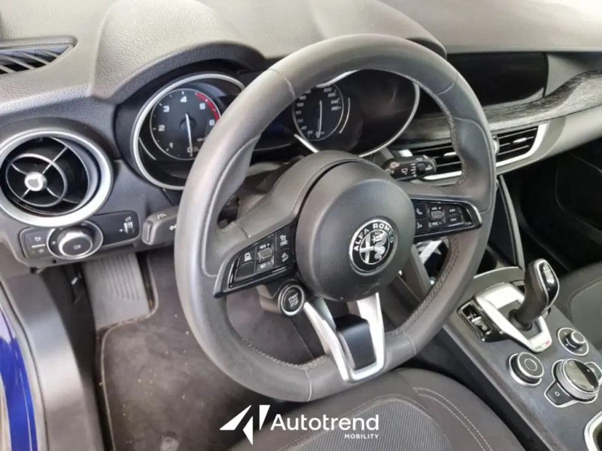 Alfa Romeo Stelvio usata a Bari (9)