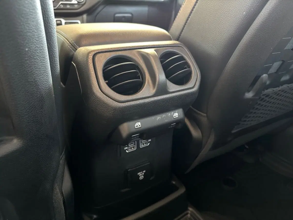 Jeep Wrangler Unlimited usata a Bari (11)