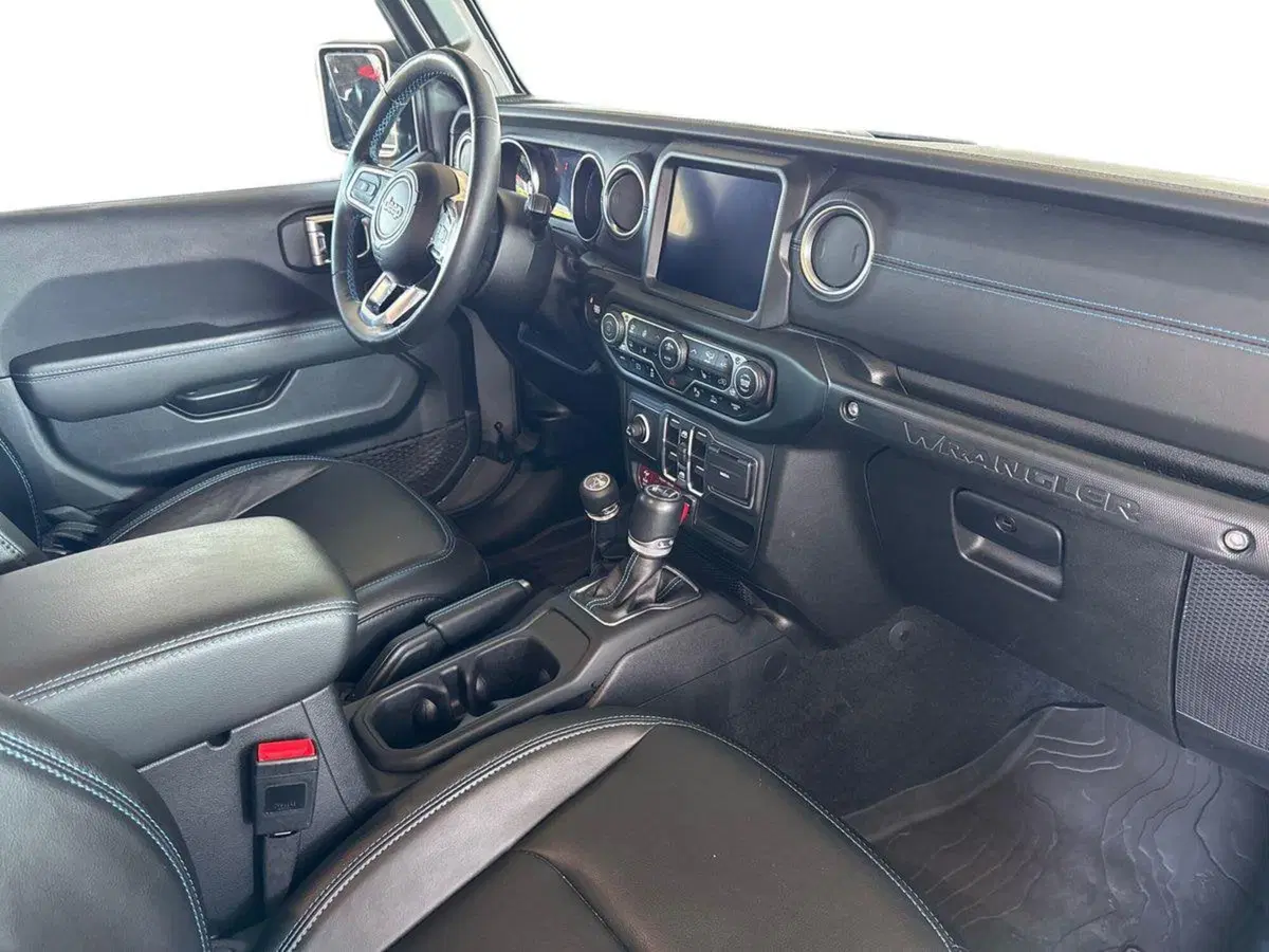 Jeep Wrangler Unlimited usata a Bari (9)