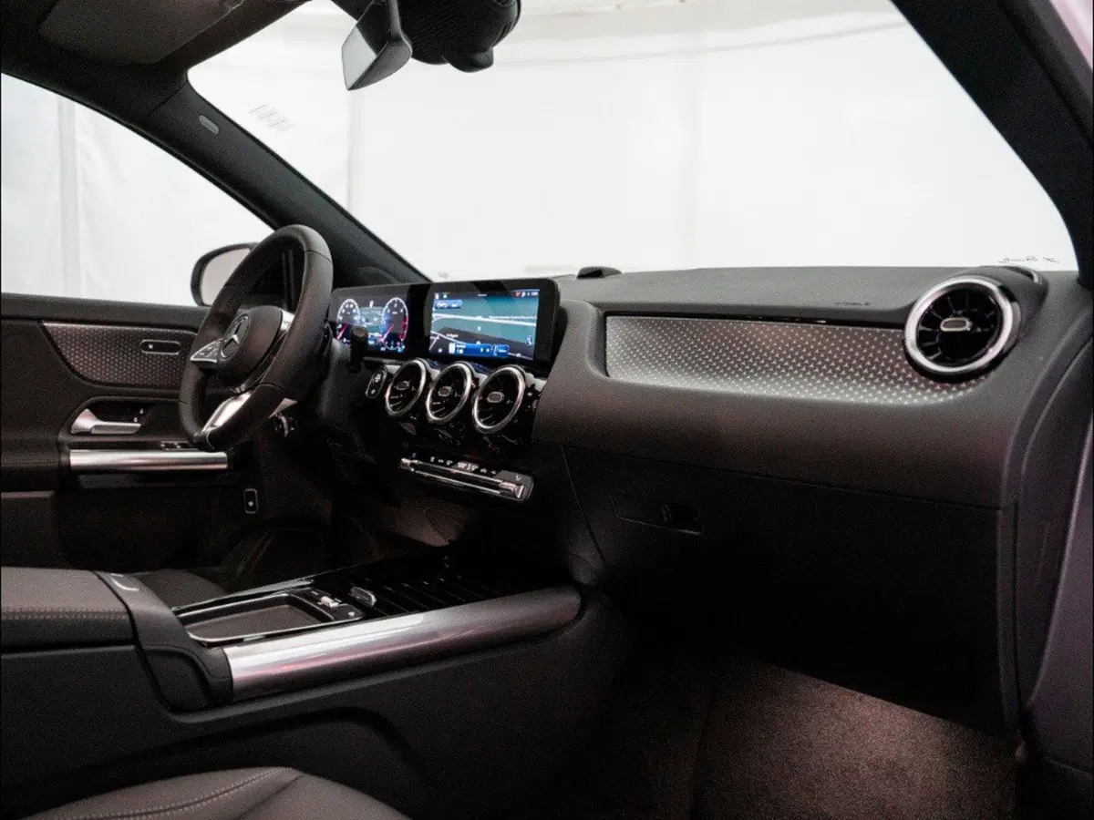 Mercedes-Benz GLA SUV nuova a Macerata (10)