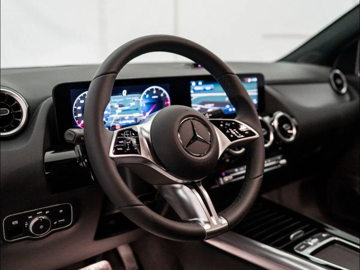 Mercedes-Benz GLA SUV nuova a Macerata (13)