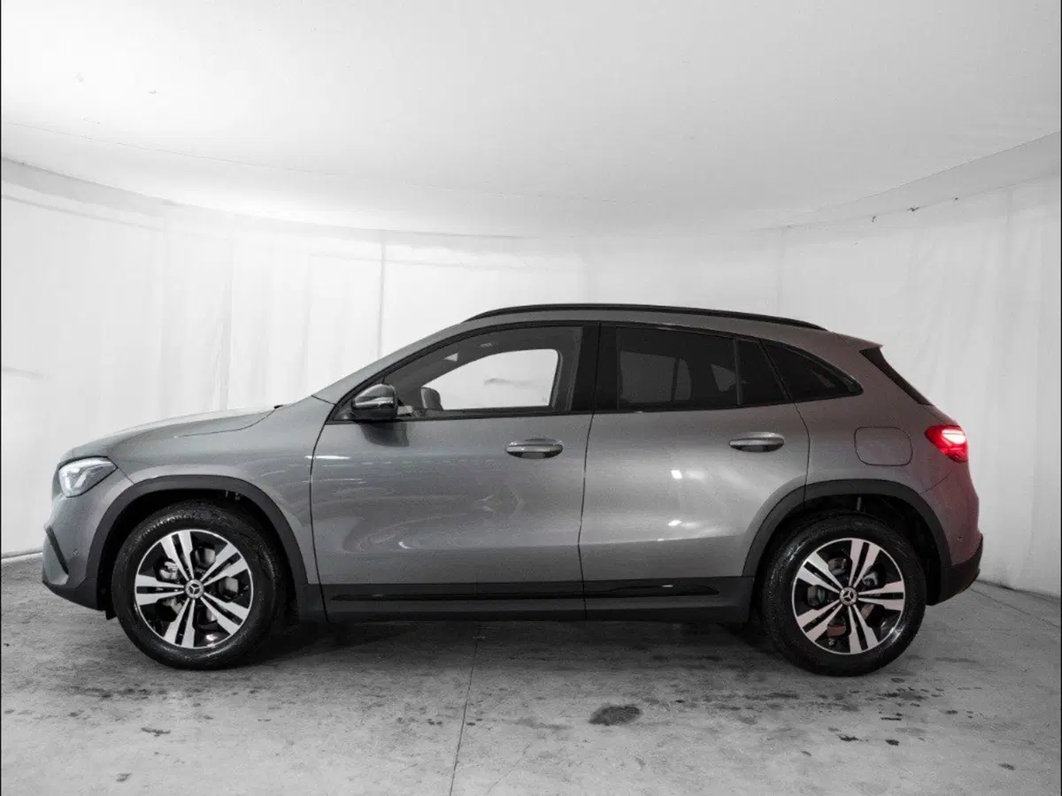 Mercedes-Benz GLA SUV nuova a Macerata (2)