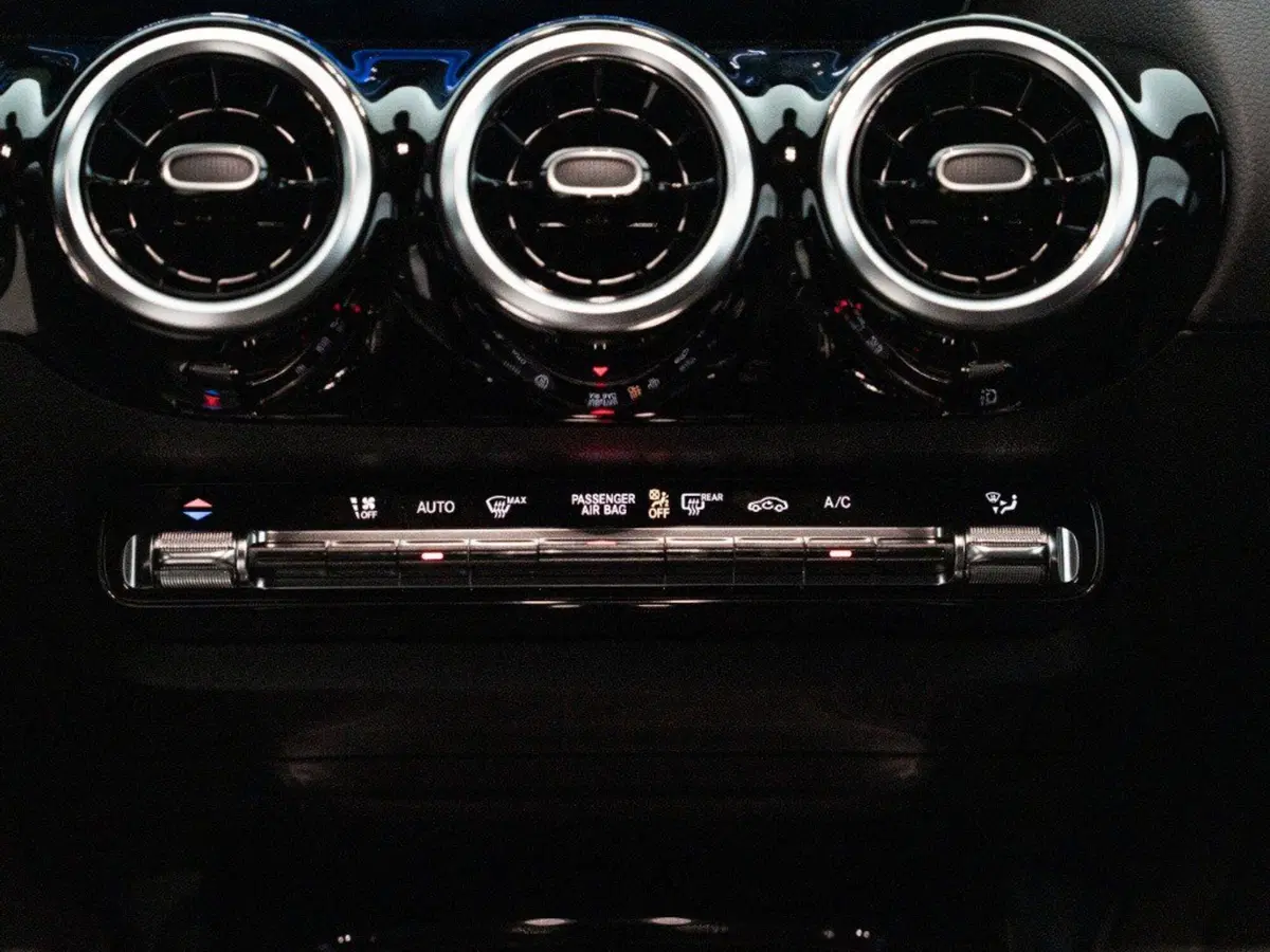 Mercedes-Benz GLA SUV nuova a Macerata (20)
