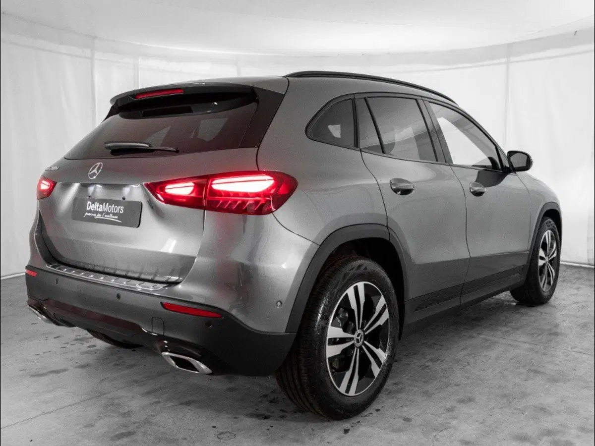 Mercedes-Benz GLA SUV nuova a Macerata (4)