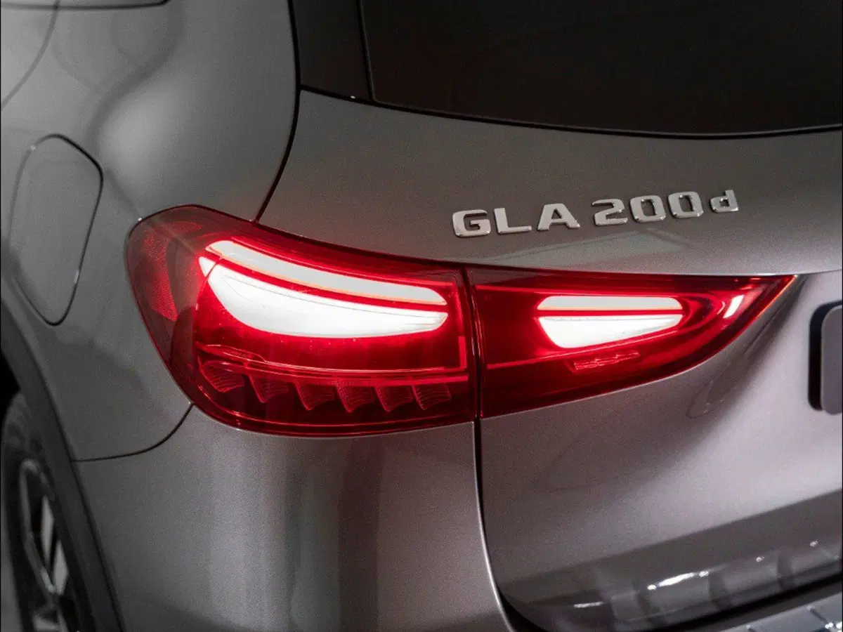 Mercedes-Benz GLA SUV nuova a Macerata (7)