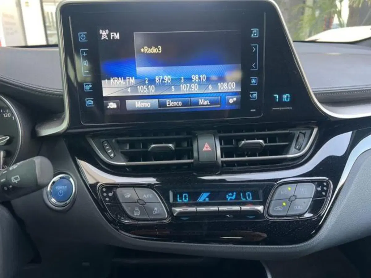 Toyota Toyota C-HR nuova a Sassari (10)