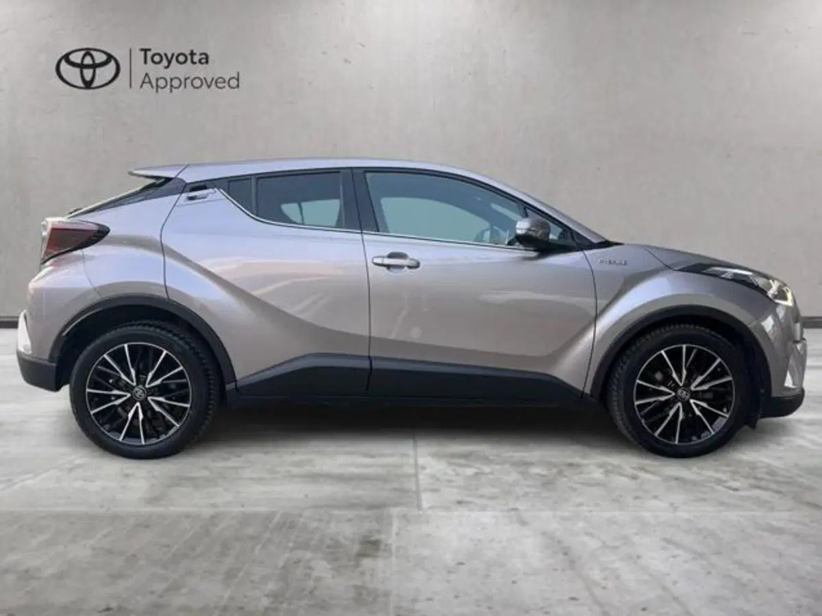 Toyota Toyota C-HR nuova a Sassari (4)