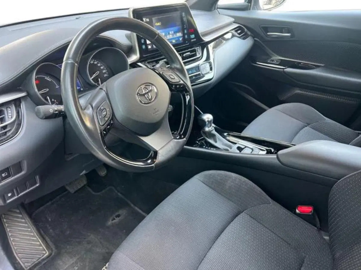 Toyota Toyota C-HR nuova a Sassari (7)